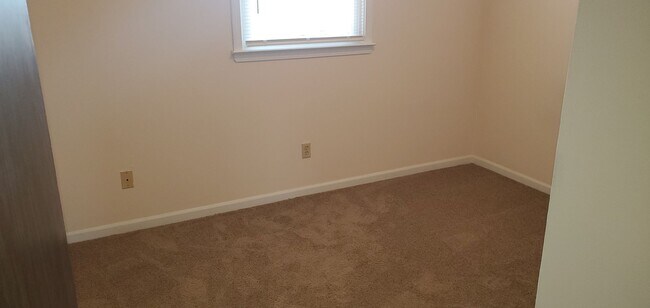 Building Photo - 306 W Southampton Dr