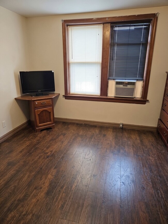 Building Photo - 8687-8689-8689 Oriole Ave