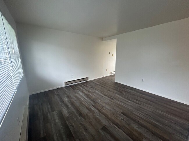 Building Photo - 547 Poole-2