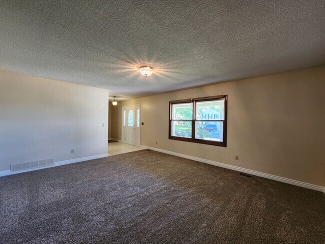 Building Photo - Beautiful 4 Bedroom Home on Cul Du Sac Wit...