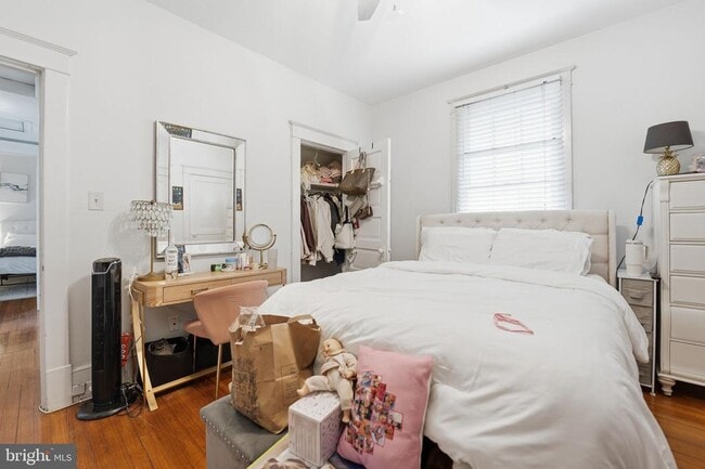 Building Photo - 524 N Kenmore St