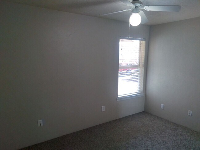 Building Photo - Three Bedroom Home on a Cul-de-sac, Landscaping Provided!
