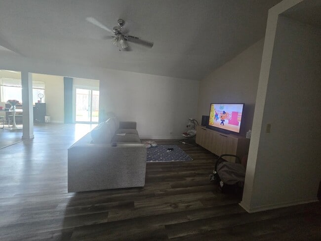 Building Photo - 3 Br 2 Ba home available