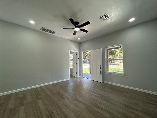 Building Photo - 304 N Tucker Ave