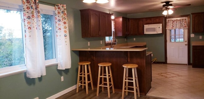 Building Photo - Large 6 bed, 3 ba  Brick, Raised Ranch, Ho...