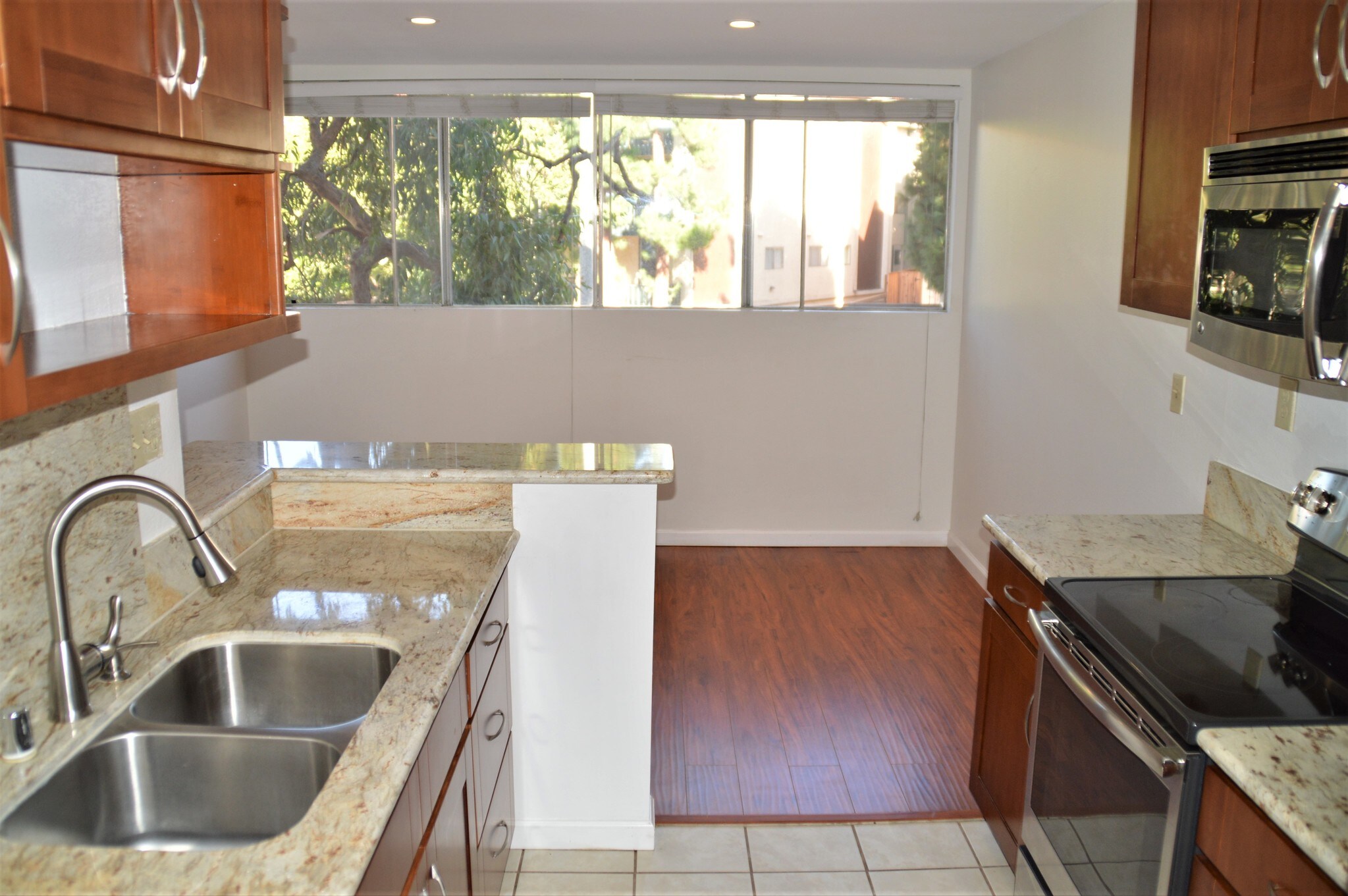 Building Photo - 6050 Canterbury Dr