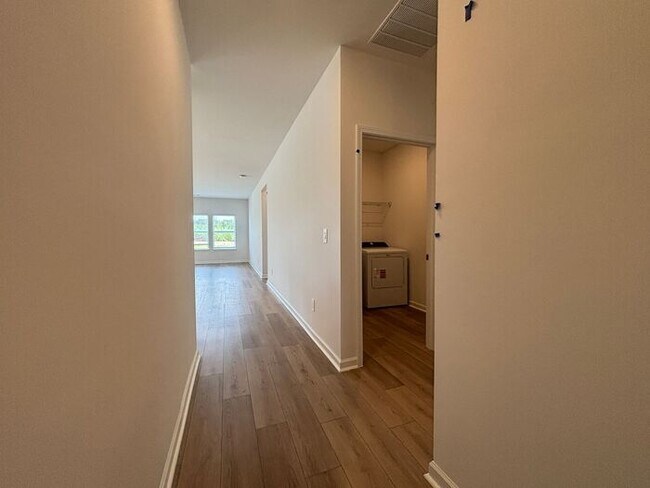 Building Photo - MOVE IN SPECIAL
