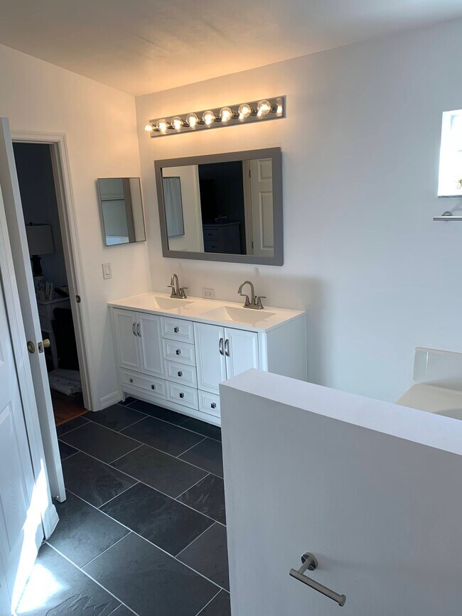 Building Photo - 993 E 13th Sq