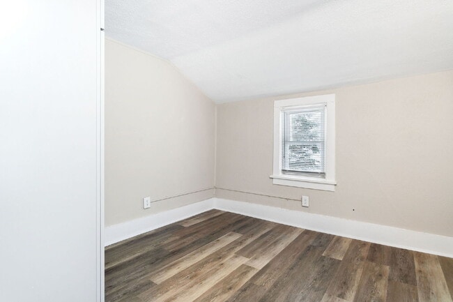 Building Photo - Walking distance to Central Park!
