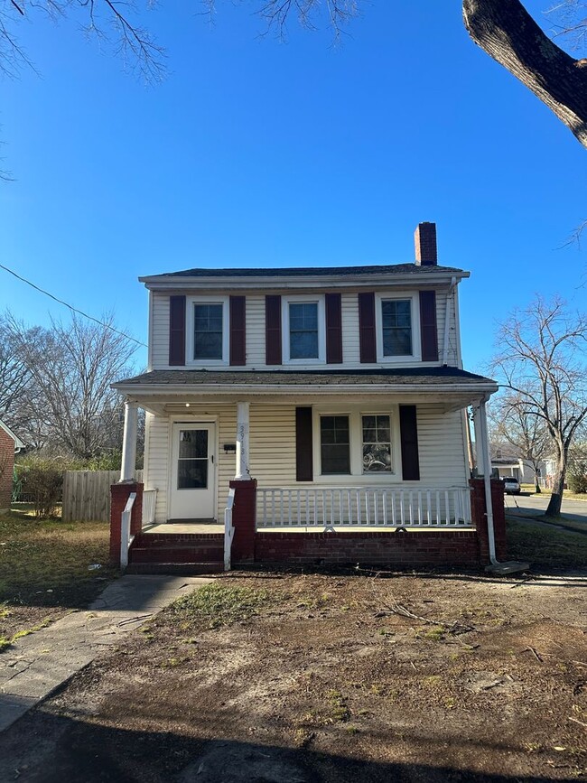 Building Photo - 4 bed 2 bath house in Rva North Side! Laun...