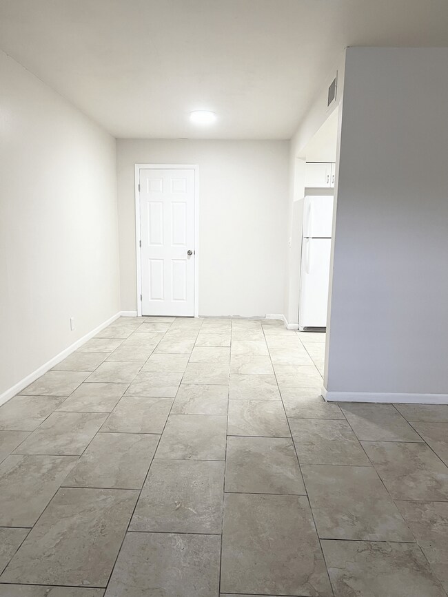 Building Photo - LARGE NEWLY RENOVATED 2 BEDROOM APARTMENTS + OFFICE