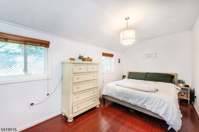 Building Photo - 25 Lake Rd