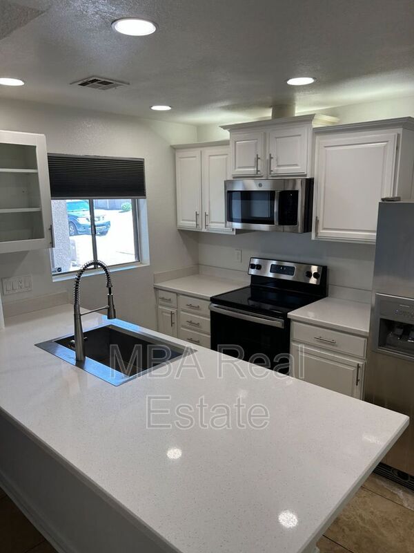 Building Photo - 20236 N 6th Dr