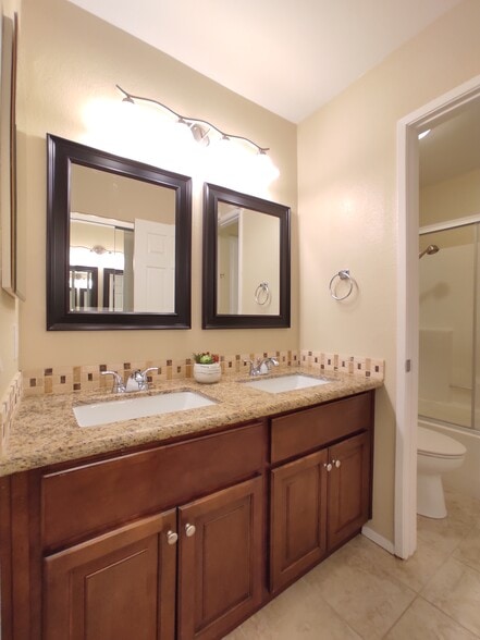 master bath, double vanity - 9428 Twin Trails Dr