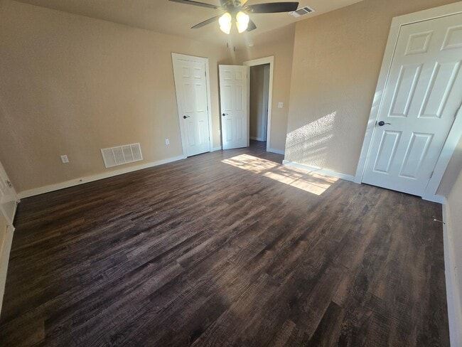Building Photo - Modest in Mineral Wells