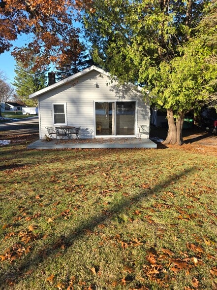 Primary Photo - 3255 N Lakeshore Dr