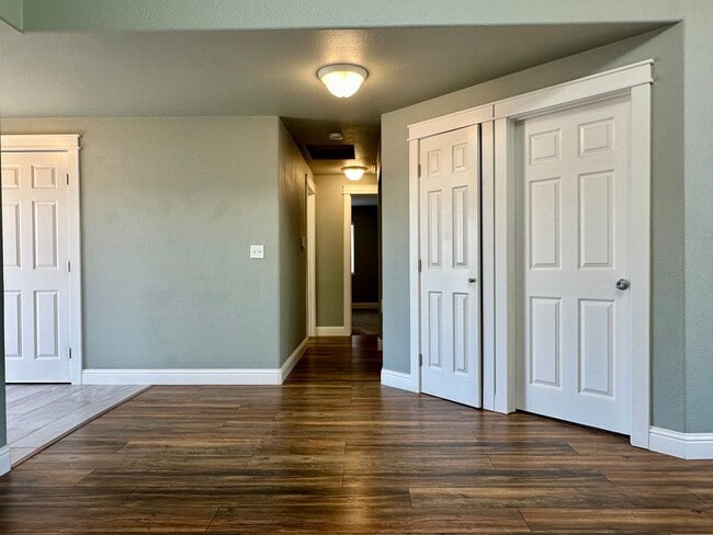 Building Photo - Bright & Spacious 3 Bed / 2 Bath - Gorgeou...