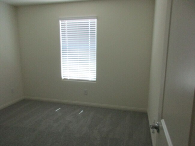 Building Photo - 420 Canary Song Dr