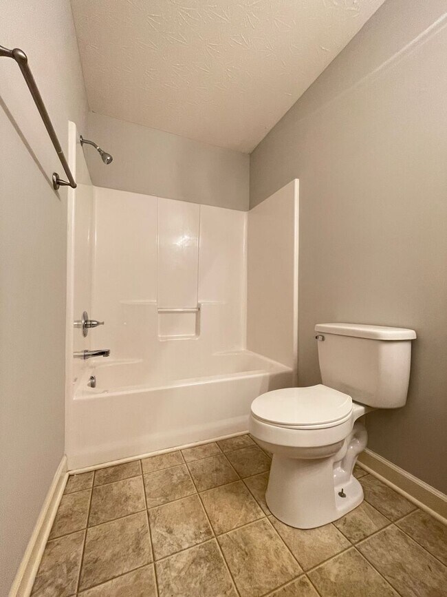Building Photo - HALF OFF ONE MONTH AT 397B LOWER STONE!