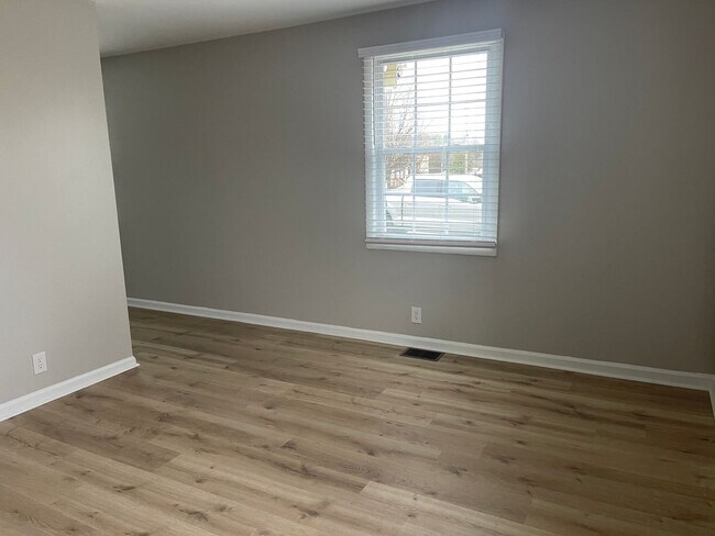 Building Photo - 2 bd 1 ba duplex in a Great Location