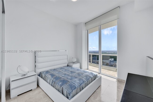 Building Photo - 16001 Collins Ave