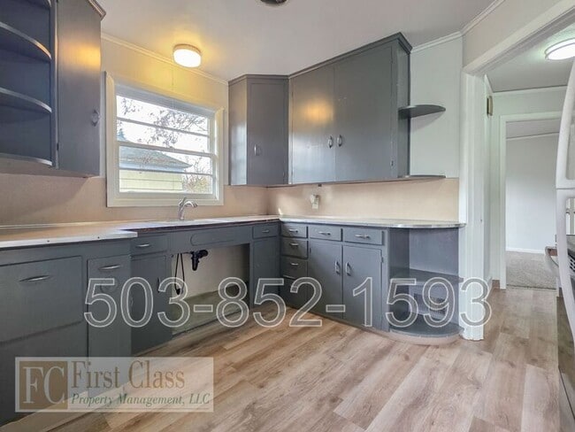 Building Photo - 5325 SE Reedway St