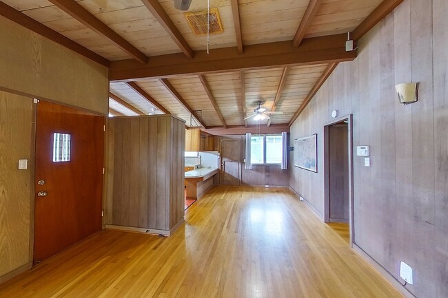 Building Photo - 2 Bed 1 Bath 1 Parking Apartment. 1 Year Lease.