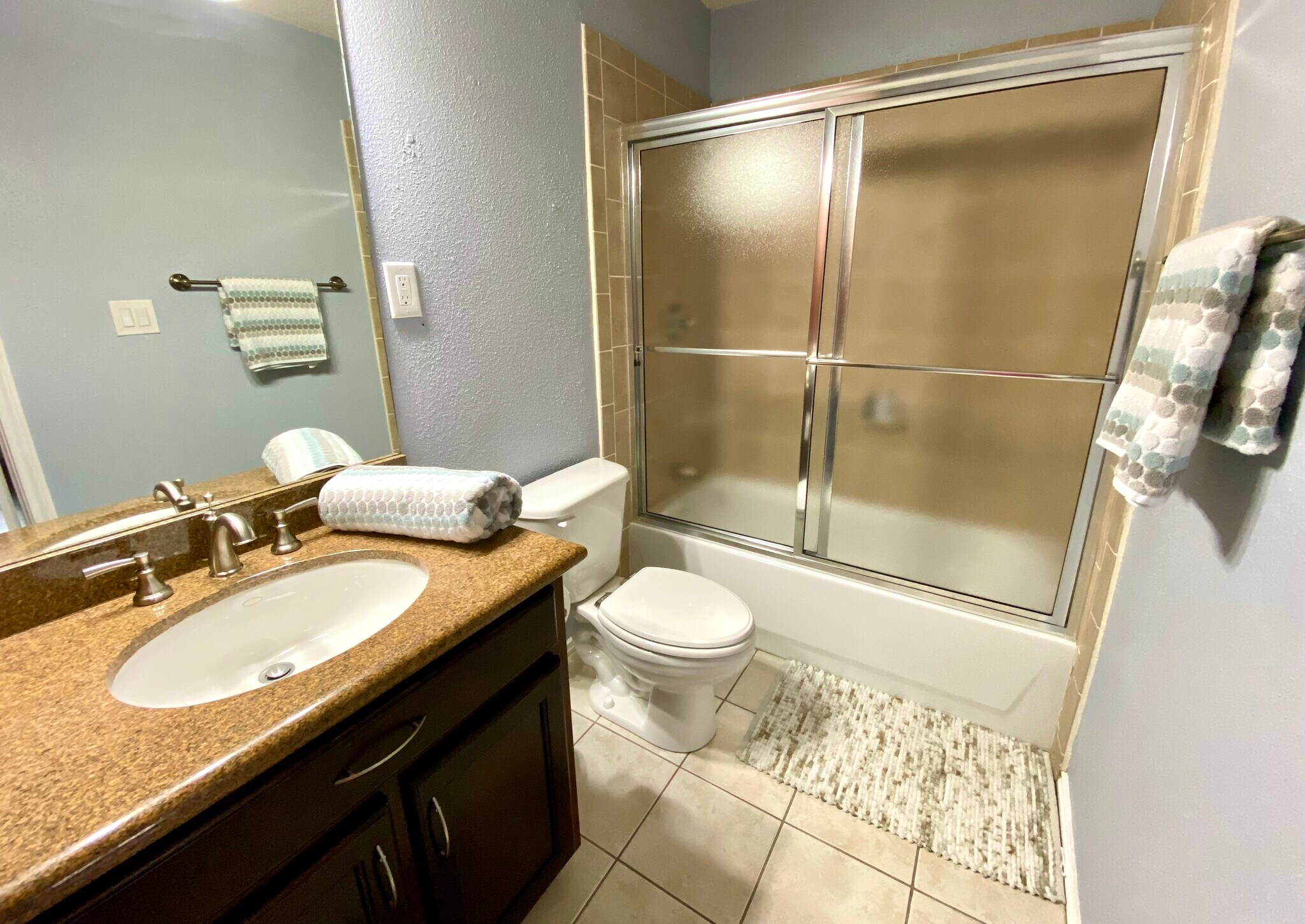 Full bath - 4601 Carmen Ave
