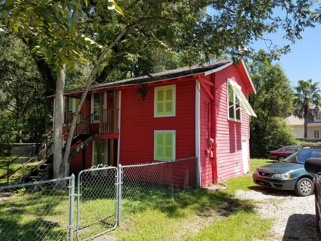 Side - 104 N Olive St