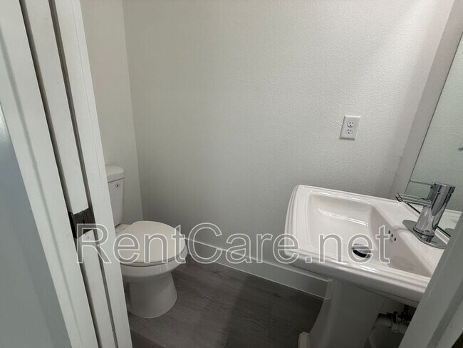 Building Photo - 10034 N Darwin Way