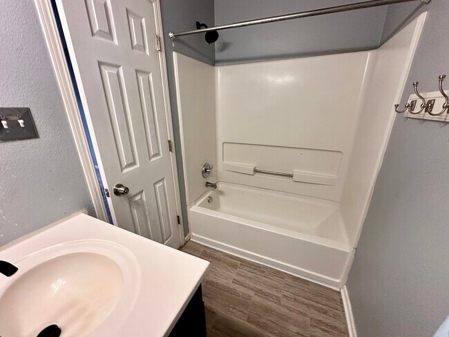 Building Photo - Perry Township 3 bedroom 2.5 bathroom