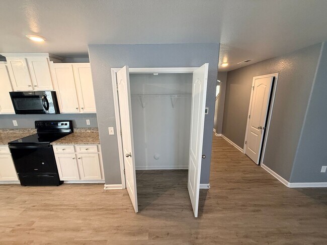 Building Photo - Beautiful Townhome in Charlotte, minutes from the airport