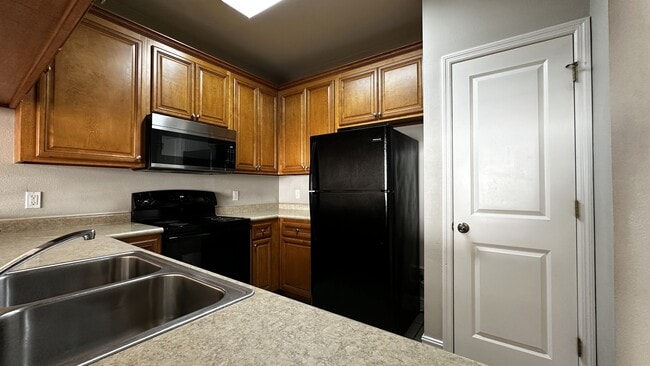 Building Photo - 1585 Crescent Hills Dr