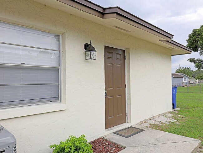Building Photo - Duplex Fort Myers Duplex 14181