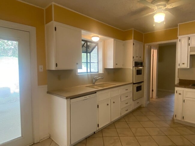 Building Photo - LARGE 4 BEDROOM BELTON ISD