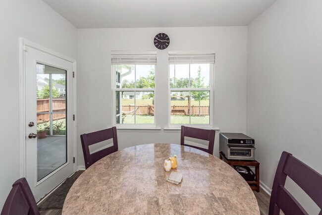 Building Photo - 6 Bedroom 4.5 Bath in Limehouse Village - Summerville