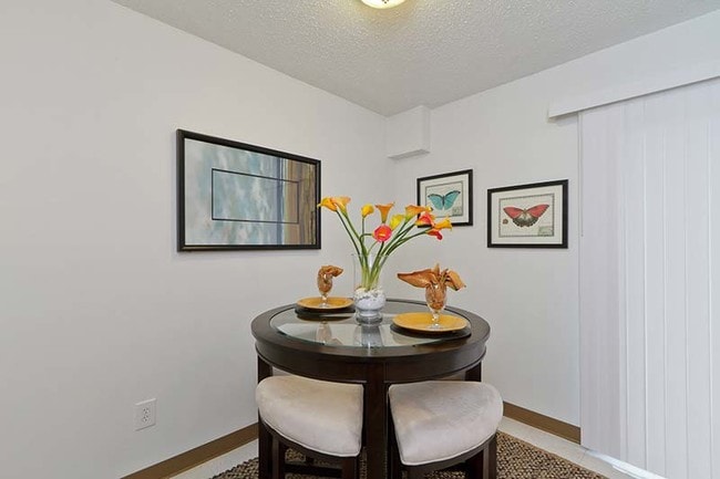 Building Photo - 2039 Essex Dr