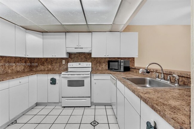 Building Photo - 3750 SW 60th Terrace