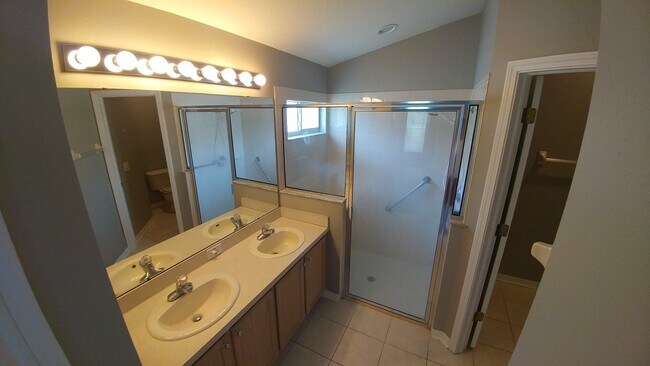 Building Photo - **$750 off 2nd months rent!!**   HUGE 2000 SQFT/4 Bed/2 bath/2 car garage with TONS of upgrades, ...
