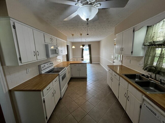 Building Photo - Beautiful New to Market!