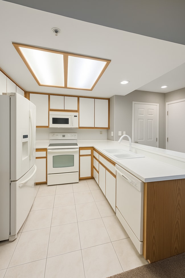 Building Photo - MOVE-IN READY – 1-BEDROOM CONDO IN TUSTIN ...