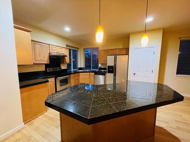 Building Photo - 2551 NW Byrne Terrace