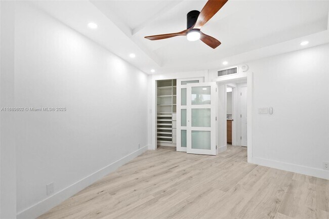 Building Photo - 1121 Crandon Blvd