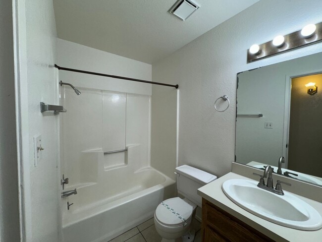 Building Photo - Spacious three bedroom home!