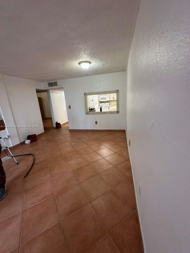 Building Photo - 10000 NW 80th Ct