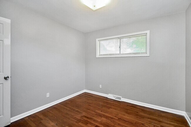 Building Photo - 2244 English Dr