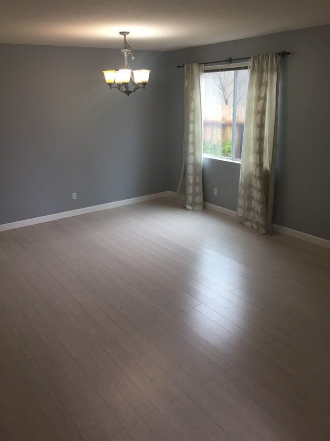 Building Photo - Gold River 4 Bedroom with Large Brick Patio in backyard!