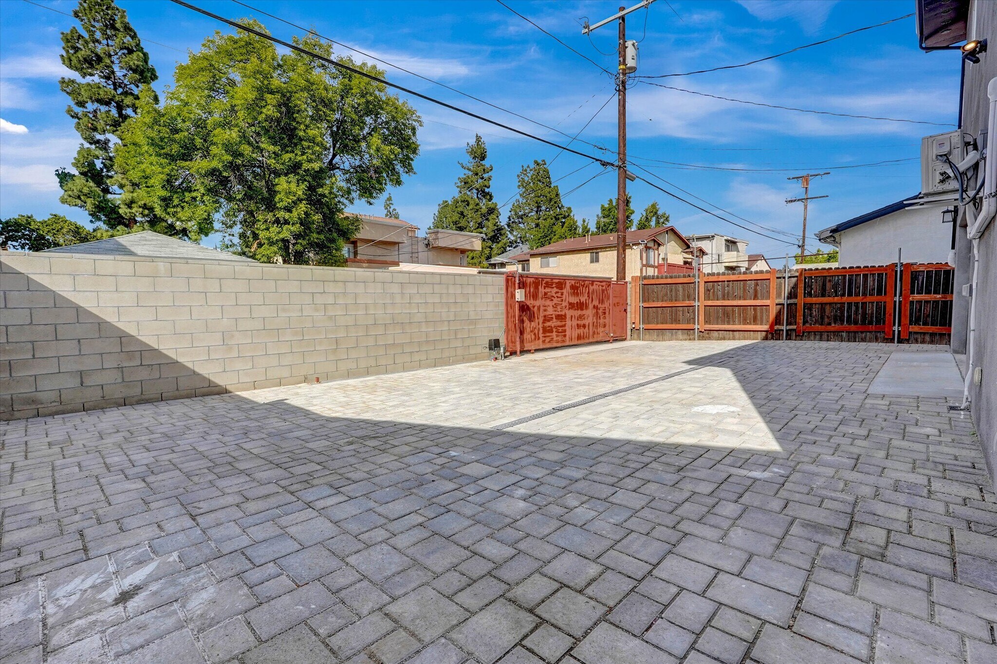 Building Photo - 17095 Kingsbury St