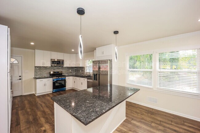 Building Photo - 3702 Chesapeake Way