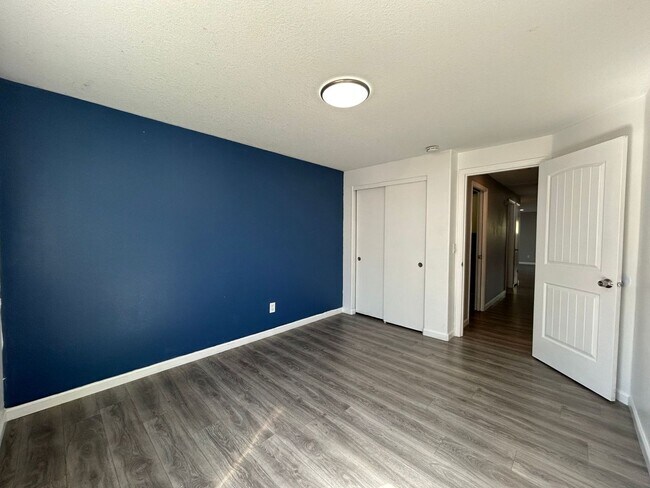 Building Photo - AVAILABLE NOW!! 3bd/2ba FANTASTIC Dead End...